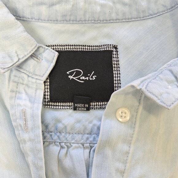 Rails Light Chambray Rolled Cuff Button Down Classic Short Sleeve Top Size Small - Picture 2 of 10